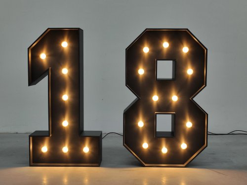 Czarne cyfry 18 osiemnaście osiemnastka żarówki LED (styl retro)