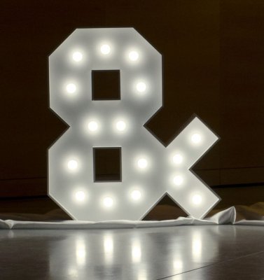 & (styl retro) znak z żarówkami LED łącznik inicjały dekoracja PCV