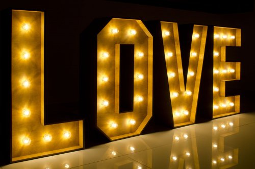 PROMOCJA! Drewniany bejcowany napis LOVE z żarówkami LED (styl retro) 120 cm