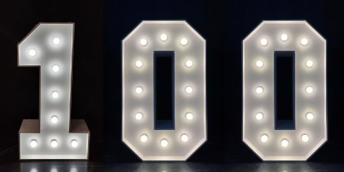 Białe cyfry 100 sto żarówki LED (styl retro) setka, setna rocznica, stulecie