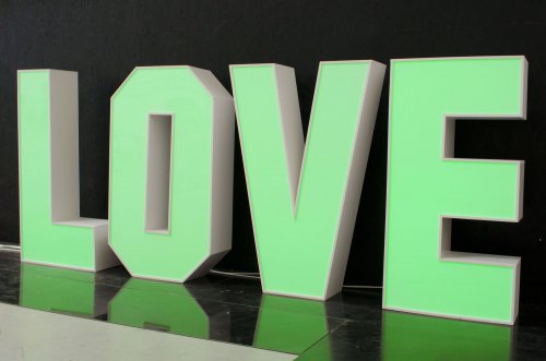 Kolorowy napis LOVE wys. 100 cm litery podświetlane LED RGB wersja wąska PROMOCJA