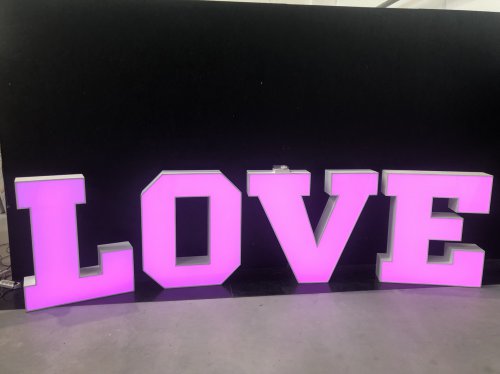 Kolorowe litery LOVE 100 cm podświetlane LED RGB wersja szeroka OUTLET