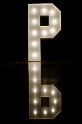 P (styl retro) litera z żarówkami LED znak inicjały dekoracja