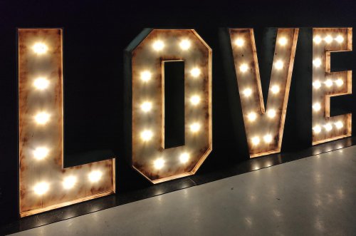 Opalany drewniany napis LOVE z żarówkami LED (styl retro) sklejka opalana 120 cm