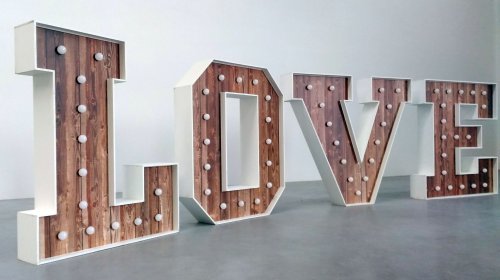 Napis LOVE z motywem drewna na froncie z żarówkami LED (styl retro)