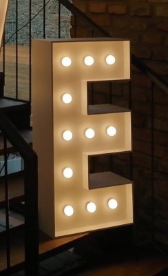 E (styl retro) litera z żarówkami LED znak inicjały dekoracja